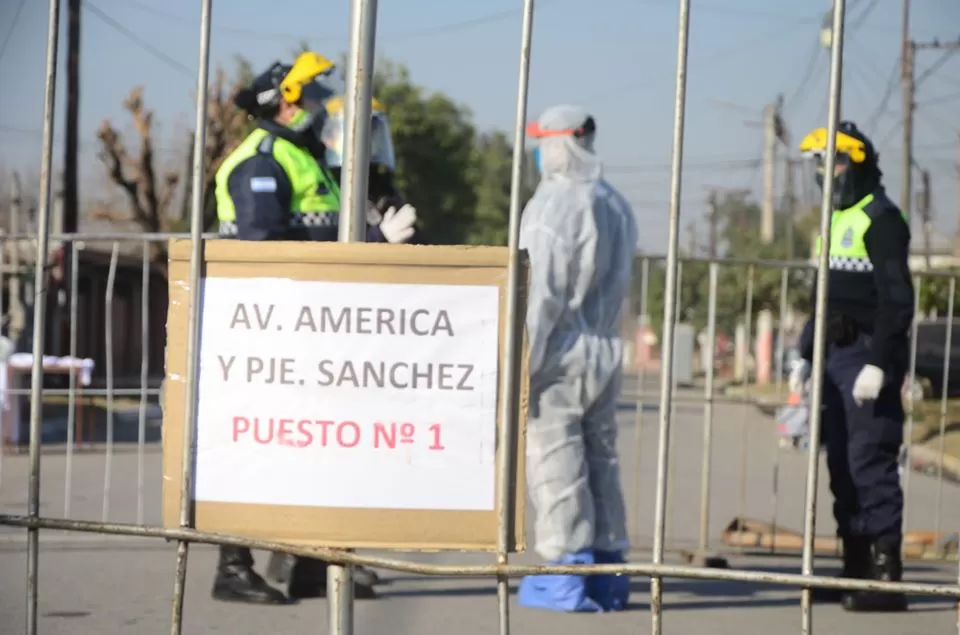 VALLADO. Un agente municipal trabaja en la zona aislada de Lastenia. Foto: Prensa BRS