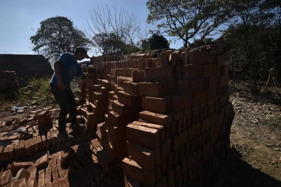 PRODUCCIÓN. El faltante de leña por el cierre de límites aparejado a la pandemia paralizó la producción de ladrillos macizos artesanales en la provincia. la gaceta / fotos de Osvaldo Ripoll