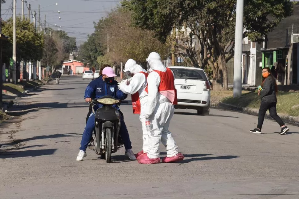 CONTROL. Agentes sanitarios toman la temperatura a un motociclista. 