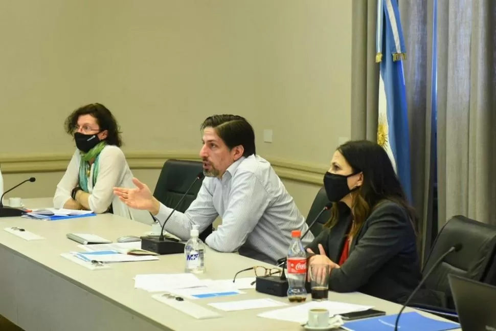 PRESENTACIÓN. El ministro Nicolás Trotta flanqueado por Gabriela Diker y por Luisa Brumana, de Unicef.  