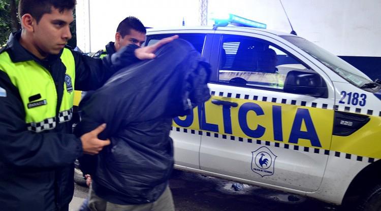 DETENIDO. El policía retirado es aprehendido por vender turnos. Foto: Comunicación Pública