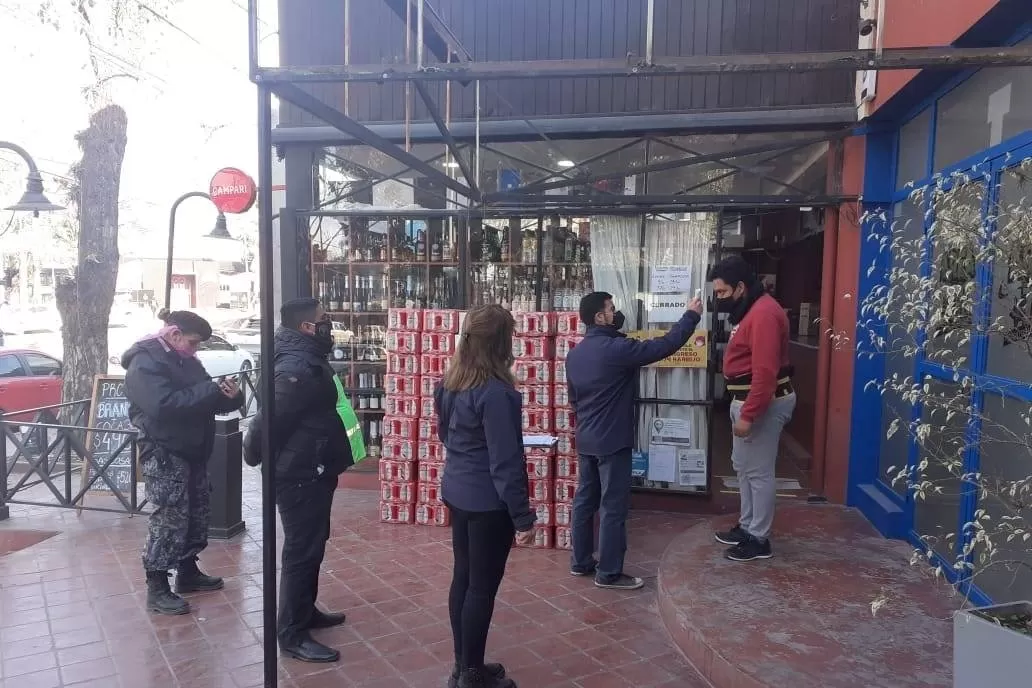 CONTROL DE FIEBRE. Una de las medidas efectuadas por agentes municipales. Foto: Municipalidad de YB