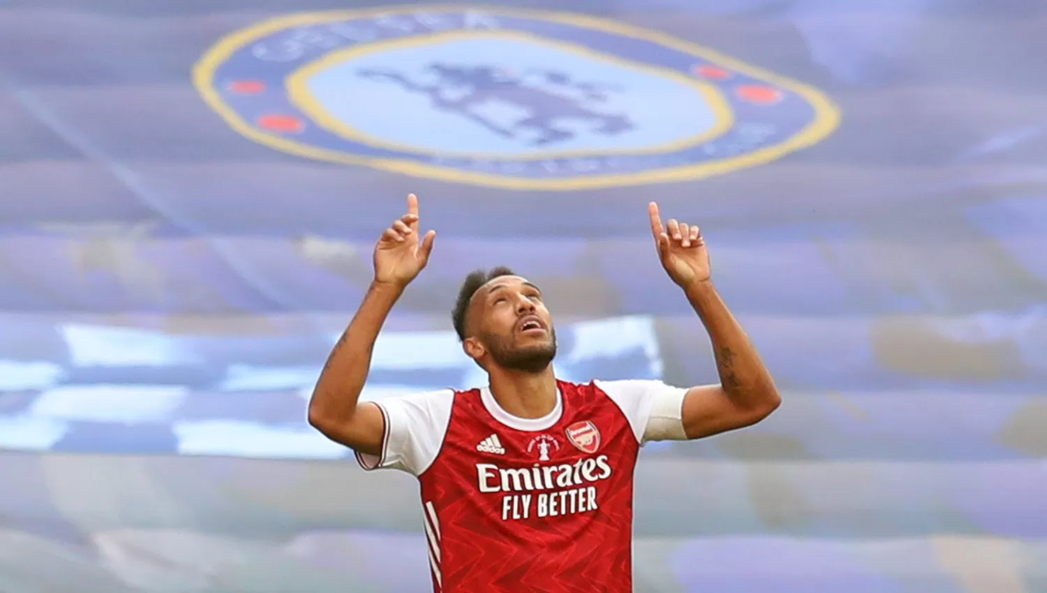 Emerick Aubameyang, el héroe del Arsenal, celebra el tanto de la victoria. (Reuters)