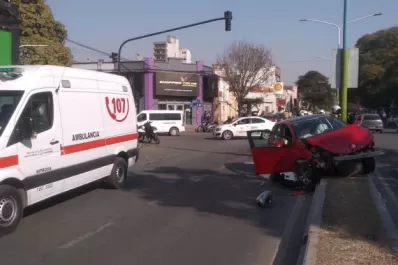 Accidente en Mitre y San Juan: difunden el video del momento en que colisionan los vehículos