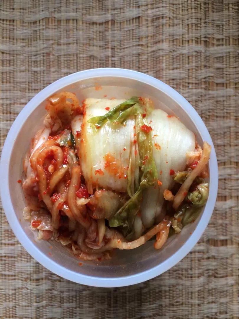 KIMCHI. Col coreano (akusai) fermentado en harina de arroz, ají, cebolla, nabo, azúcar, jegibre y salsa de pescado.