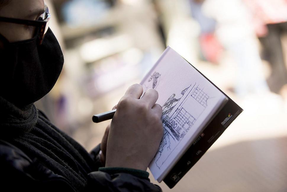 DE PIE Y A PULSO FIRME. Adrián Rojas Vitry, invisible para quienes recorren las calles. 