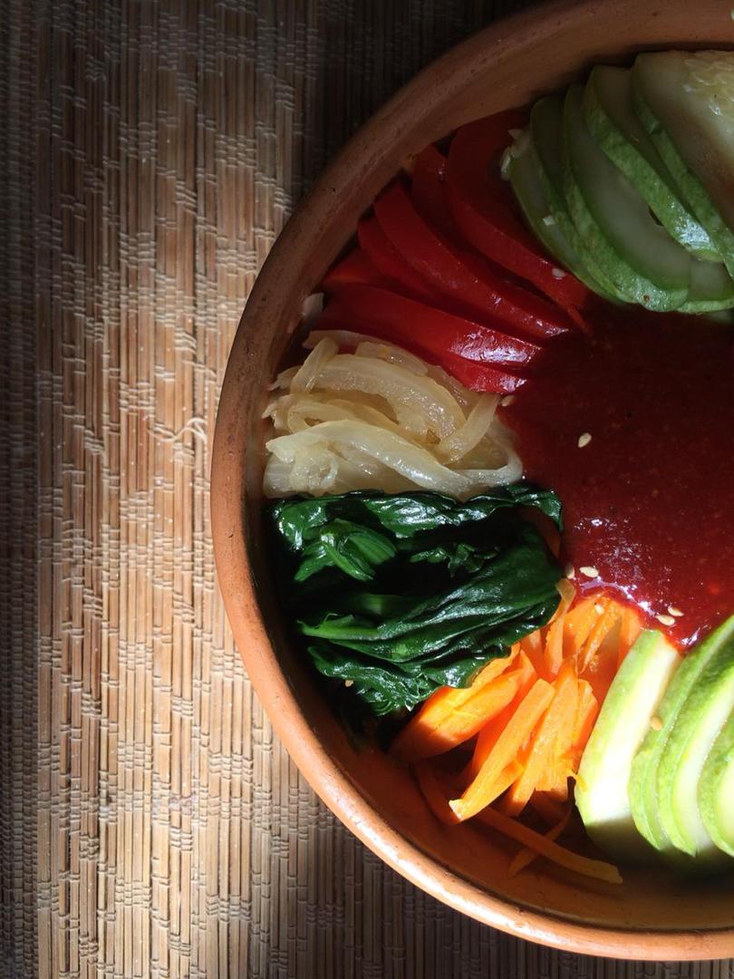 BIBIMBAP. Verduras salteadas con salsa picante gochujang. 