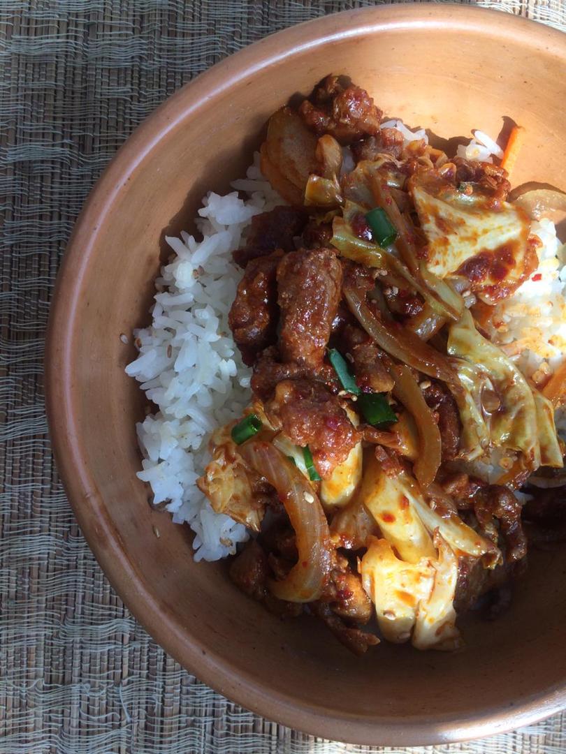 JEYUK. Cerdo salteado con arroz y kimchi. Sabroso, intenso y picante.