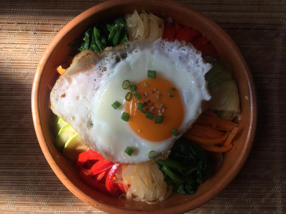 BIBIMBAP CON HUEVO AL VAPOR. La clave de este plato es la presentación de los vegetales y sus colores.