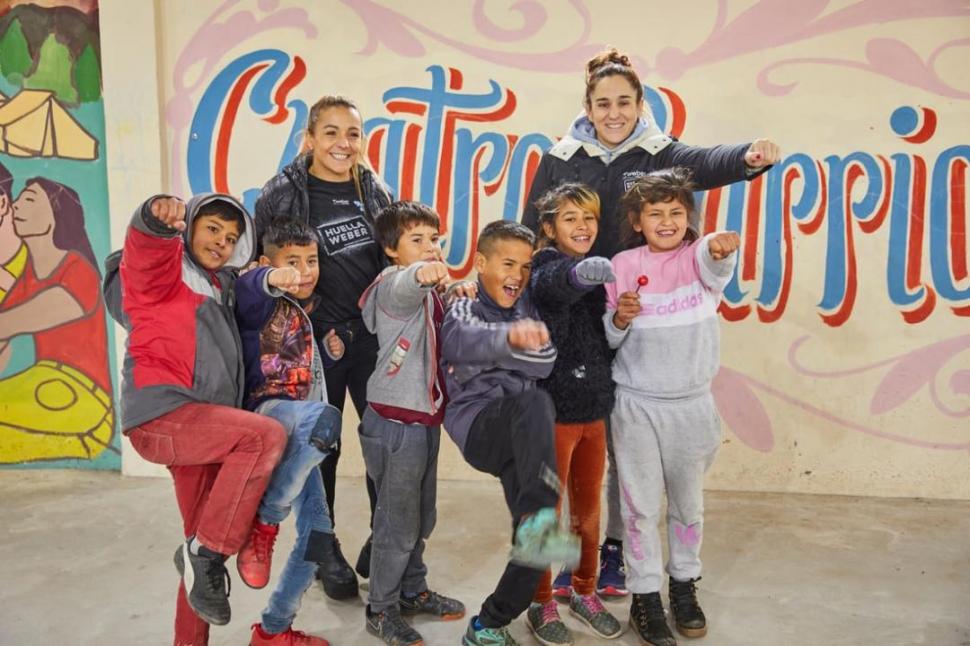 ELLAS. Geijo y Bopp, en visita a la sociedad de fomento de Florencio Varela antes que se desatara la pandemia.