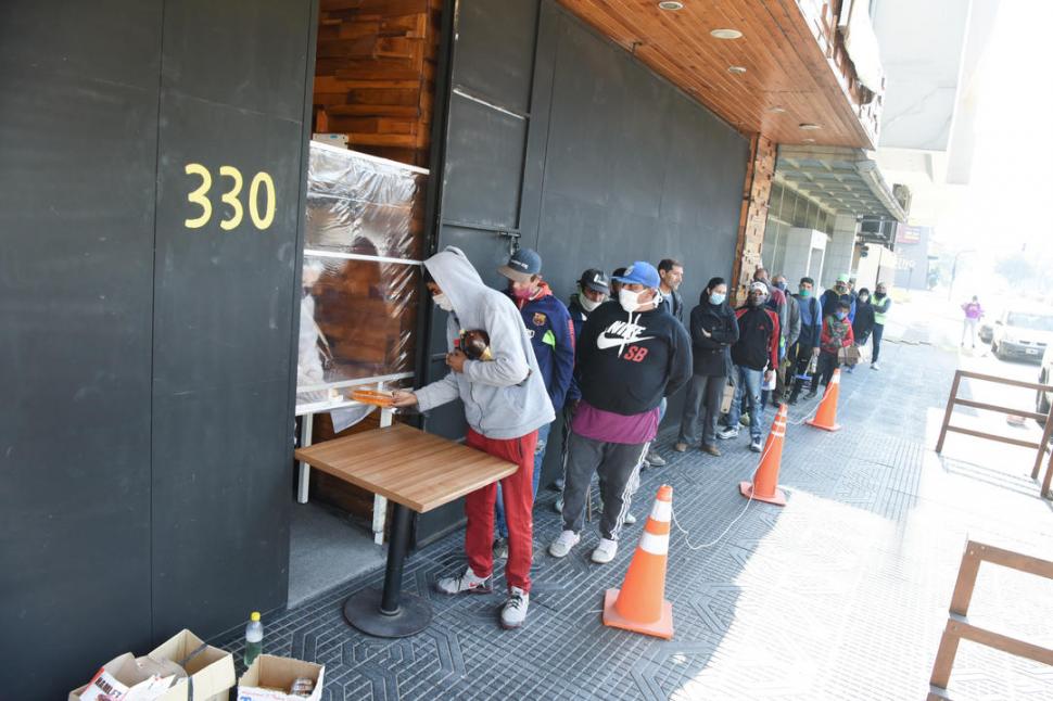  EN LA COCINA. Dos de los tres gerentes que motorizan el guiso solidario (el otro distribuye) preparan las raciones que se distribuyen entre ancianos, familias indigentes y chicos que, habitualmente, piden en los semáforos. la gaceta / fotos de Analía Jaramillo