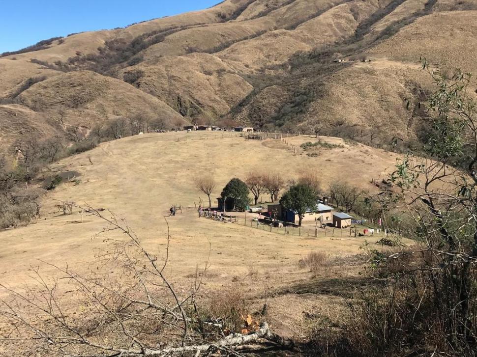 CASERÍO. Al caminar, las casas aparecen en los faldeos del Cabra Horco.