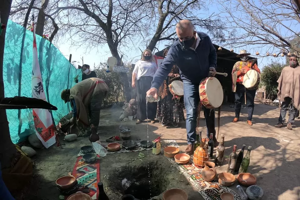 El intendente de Tafí Viejo, Javier Noguera, rinde culto a la Pachamama.