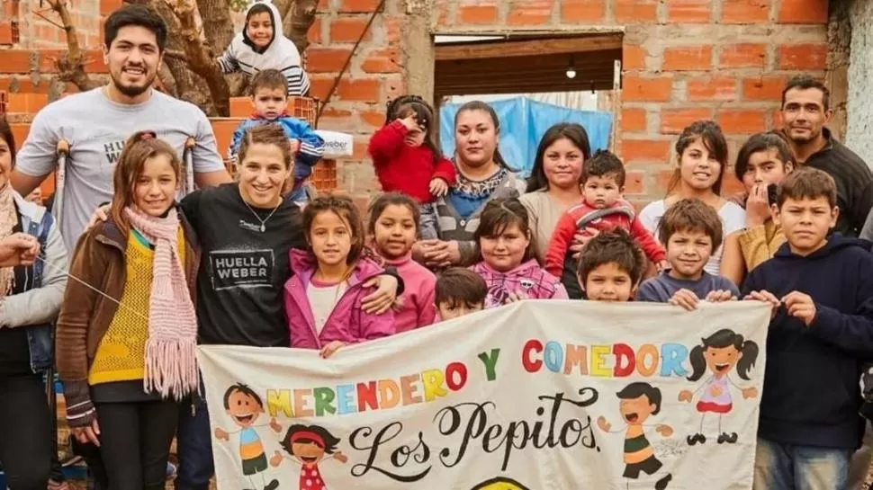 VIDA DESPUÉS DEL DOLOR. Paula Pareto en el merendero Los Pepitos, cuando todavía el proyecto de su amigo Braian. La Peque aceptó seguir con los que tenía el malogrado Braian Toledo. 