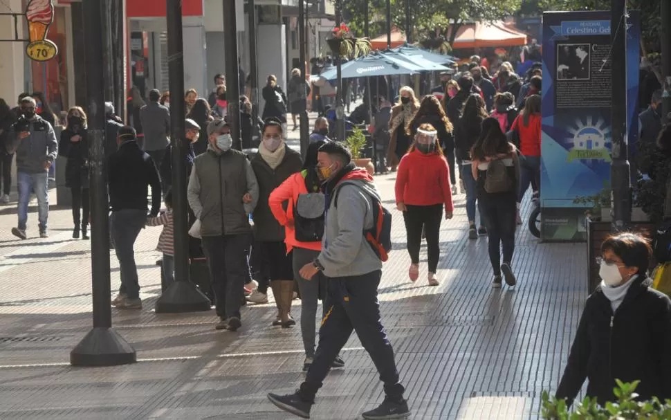 En el centro tucumano no se respeta el distanciamiento social. Fernández, en tanto, hizo anuncios con Kicillof y Larreta. fotos telam