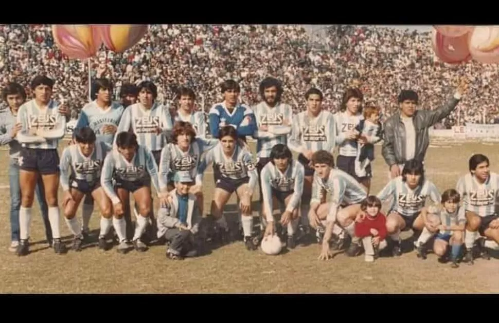 UN EQUIPO CON ADN TUCUMANO. Los titulares y suplentes posan para la foto antes del encuentro contra Sarmiento de Chaco, el último escollo que tenía Atlético. 