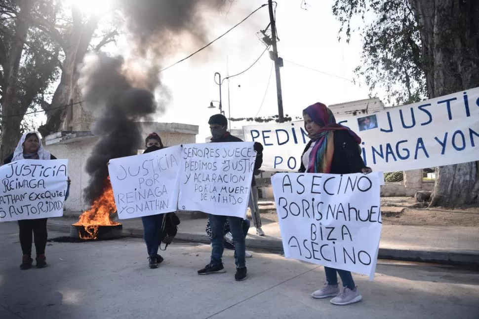 RECLAMO FRENTE A LA CÁRCEL. Los allegados a Reinaga piden que la Justicia aclare el confuso episodio. la gaceta / foto de osvaldo ripoll