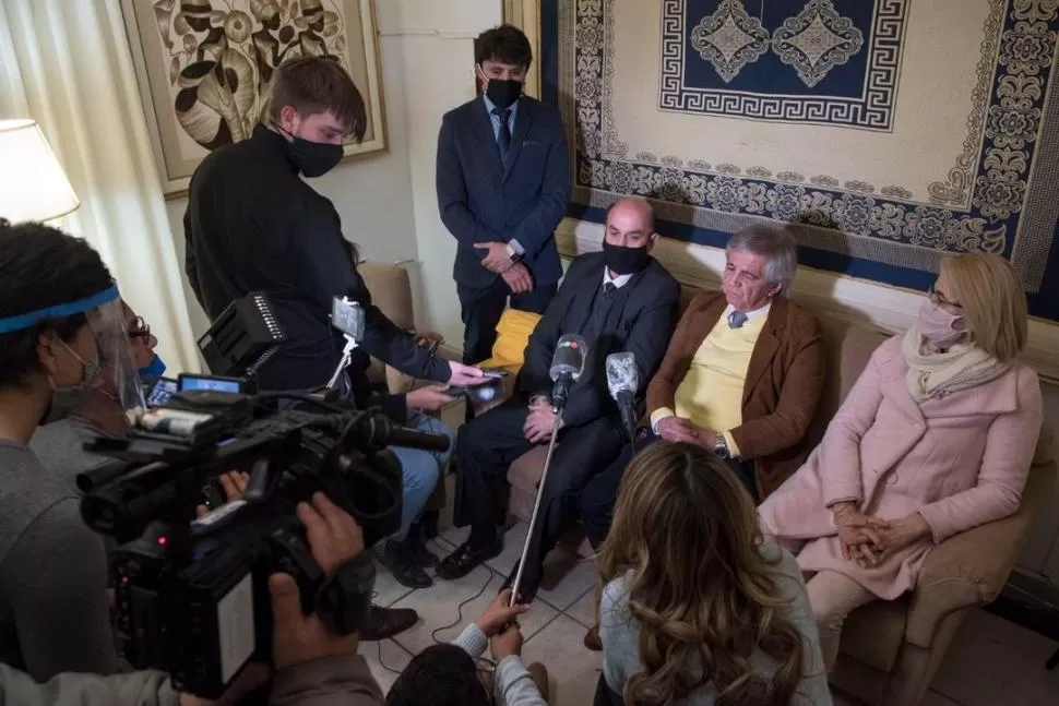 CONFERENCIA. Los padres del detenido junto al defensor Manuel Pedernera, quien discrepó sobre la imputación. la gaceta / fotos de diego aráoz 