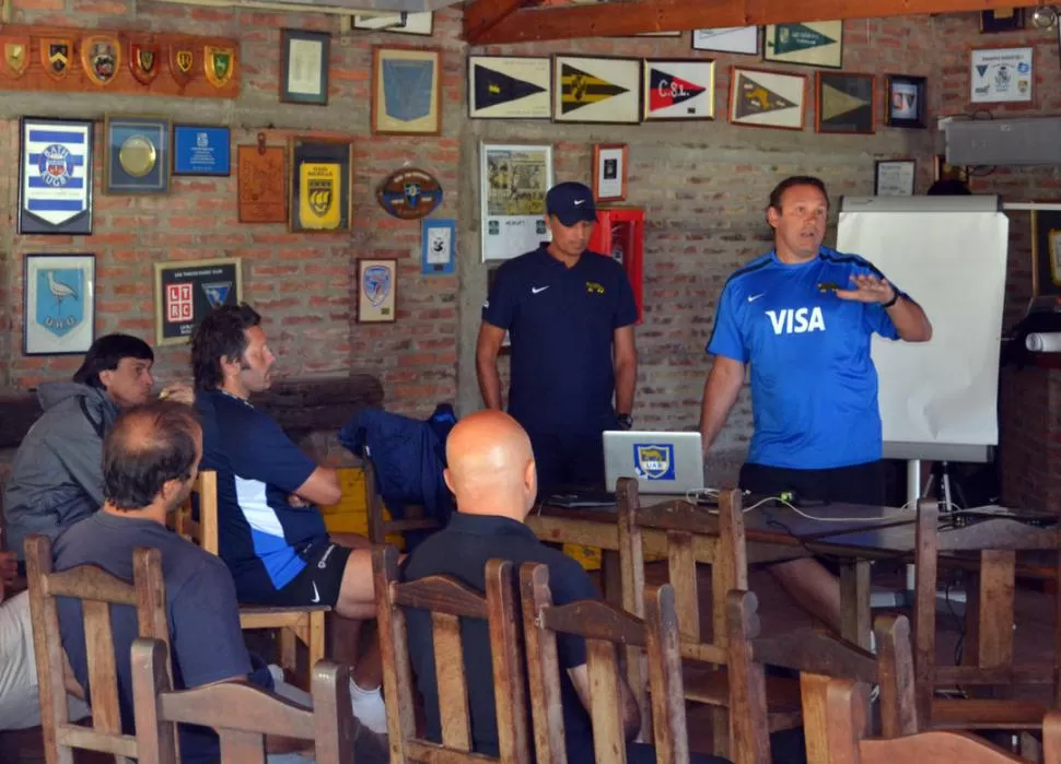 CHAMPIONSHIP. “Nuestros jugadores van a llegar en desventaja frente a Nueva Zelanda, pero bien preparados”, indicó. prensa uar