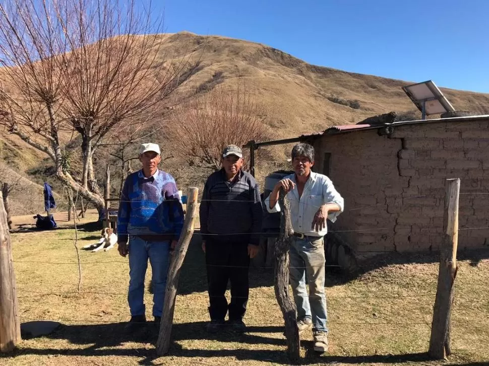 LOS FLORES. Transerino Faustino (medio) y sus hijos, José y Antonio, han residido y trabajado toda su vida entre los cerros que surcan el oeste tucumano.  LA GACETA / Fotos de Juan Martín de Chazal