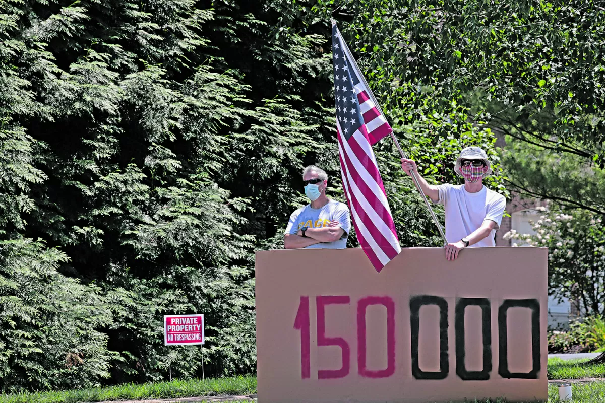RECLAMO. Frente al club de golf de Trump, se lee “150 000”, las víctimas del coronavirus en Estados Unidos.