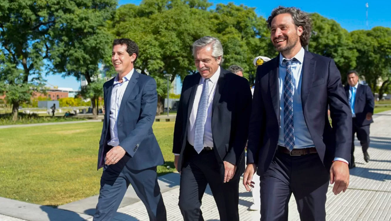 ANUNCIO. En los próximos días, el equipo presidencial -del que forman parte el ministro del Interior, Eduardo de Pedro, y el jefe de Gabinete, Santiago Cafiero- cerrarán el paquete de medidas paa reactivar la economía durante la pospandemia.