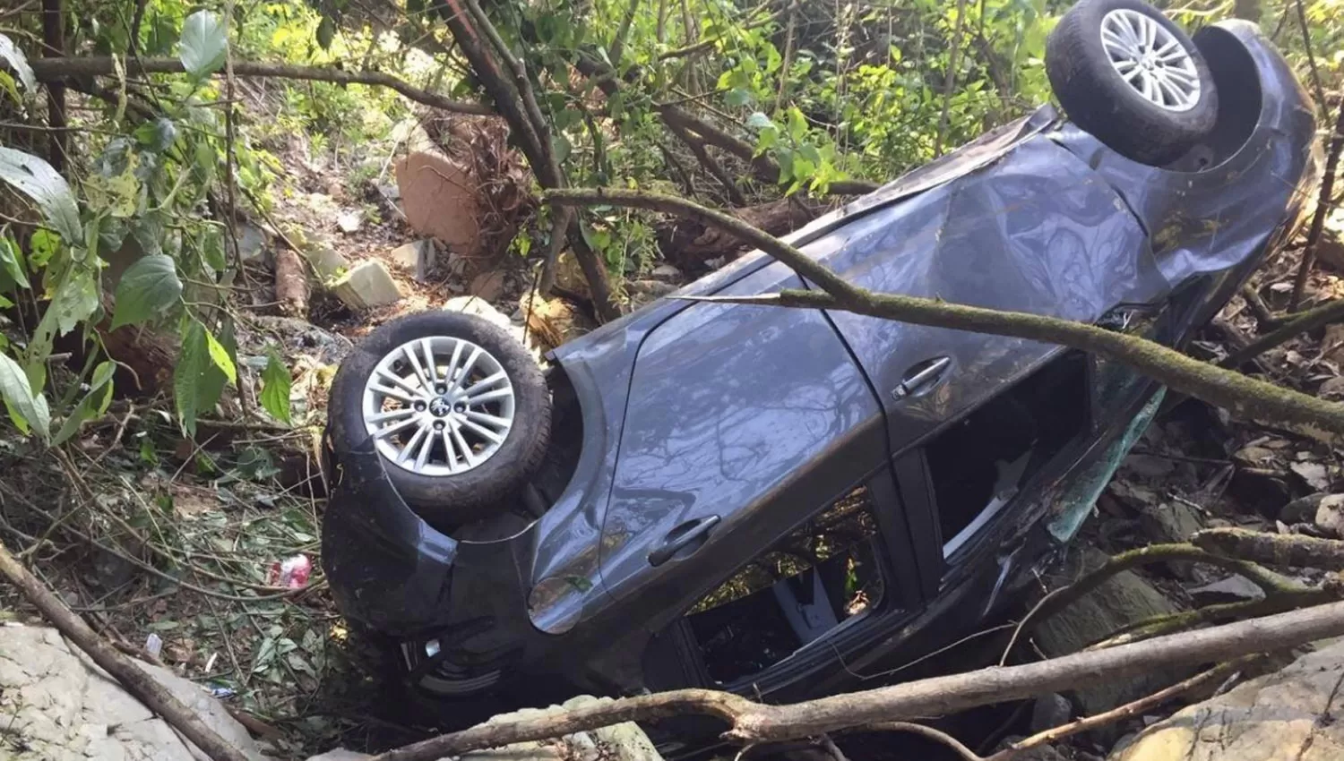 DAÑOS Y LESIONES. Una persona quedó atrapada en el habitáculo y fue rescatada.