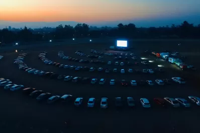 Cientos de tucumanos disfrutaron del autocine en el hipódromo