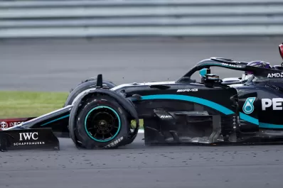 Con una goma pinchada, Hamilton cruzó la meta y alcanzó su séptimo triunfo en Silverstone