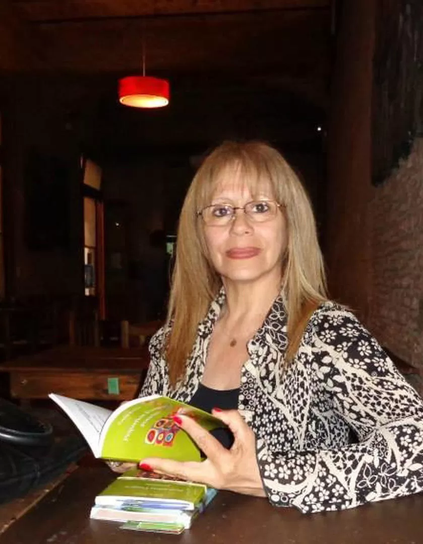 INSEPARABLE. Docente de vocación y escritora apasionada, Estela Porta conjuga ambas actividades diariamente. 