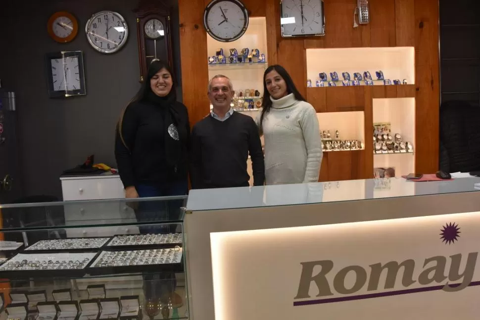 EXPERTO EN RELOJES. Ivana y Belén certifican la maestría de David Iajya para aconsejar. 