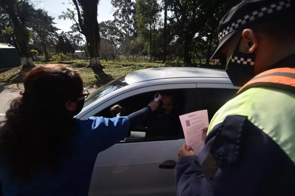 CONTROL DE TEMPERATURA. La fiebre es uno de los principales síntomas de la covid-19. El Gobierno solicitó a empresas y a intendentes que extremen los operativos callejeros para detectarla por medio de operativos puntuales. la gaceta / fotos de Osvaldo Ripoll - Inés Quinteros Orio 