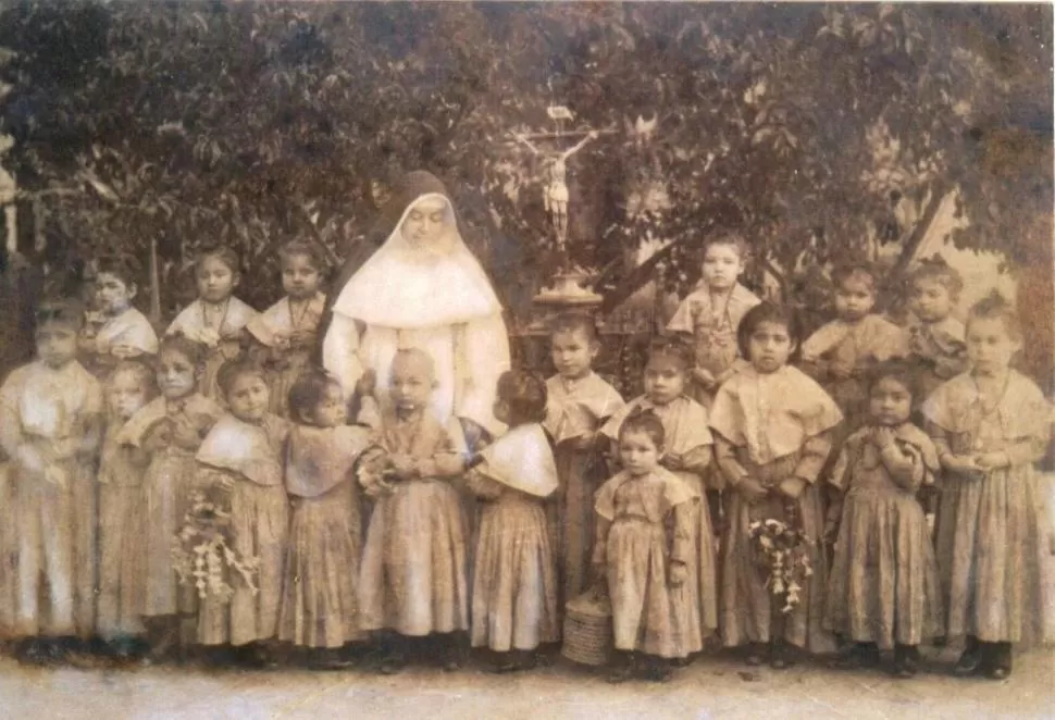 DEVOCIÓN POR LOS MÁS DÉBILES. Los niños huérfanos tuvieron el auxilio y la protección de la religiosa. 