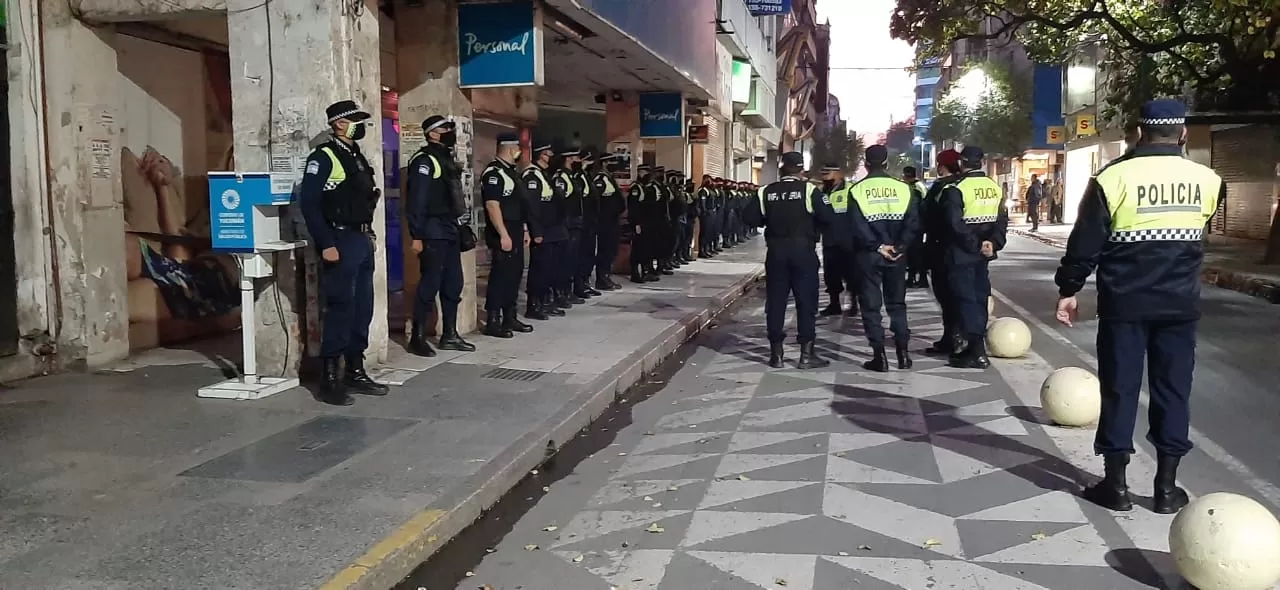 Operativo policial en el microcentro para controlar el uso de barbijos.