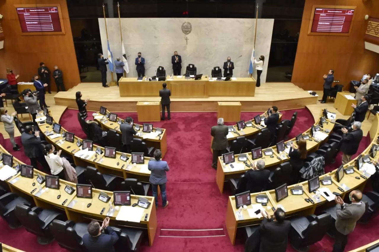 EN UNA SESIÓN RECIENTE. Jaldo, desde el estrado, encabeza el debate en el recinto. Foto: Prensa HLT