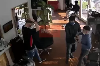 Llevó a su hijo, de 11 años, a cortarse el pelo y juntos asaltaron al peluquero