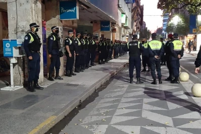 La Policía salió a las calles para controlar el uso de barbijos y el distanciamiento social