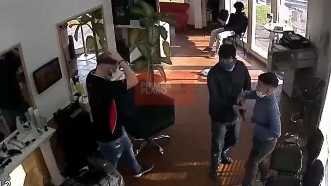 Llevó a su hijo, de 11 años, a cortarse el pelo y juntos asaltaron al peluquero 