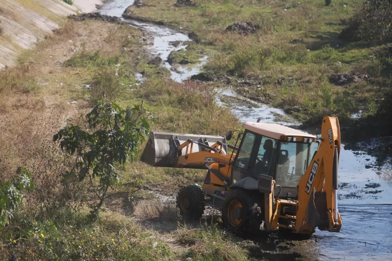 TAREAS DE LIMPIEZA. Con máquinas, operarios alivian el cauce del Canal Sur. Foto: Comunicación Pública