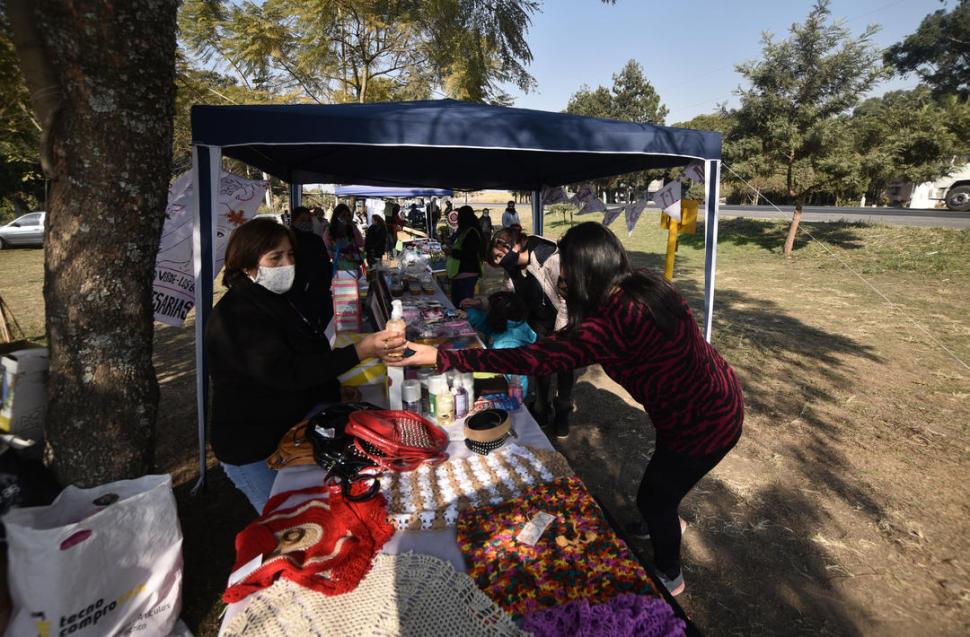 TODO A MANO. En la feria se consiguen también productos tejidos. 