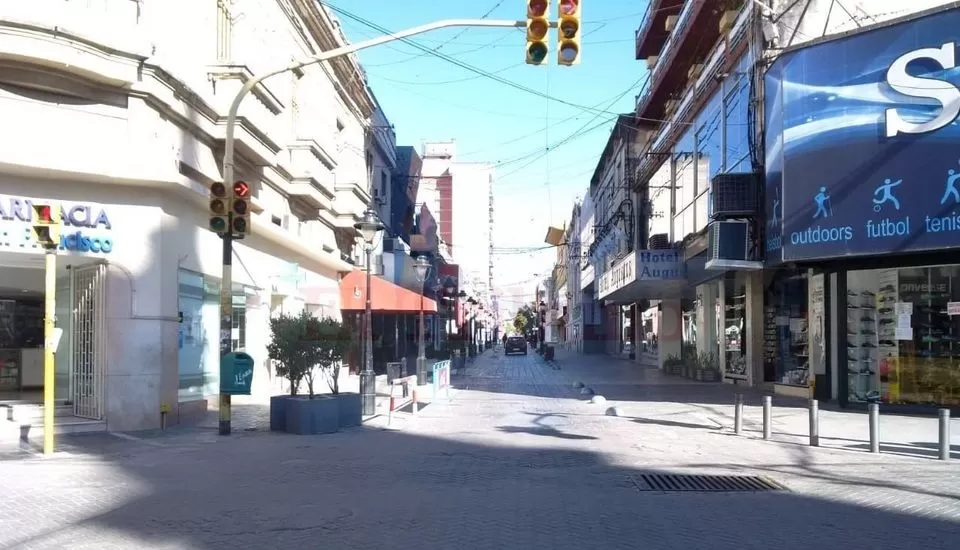 Las calles de Jujuy sin gente por la restricción a la circulación.