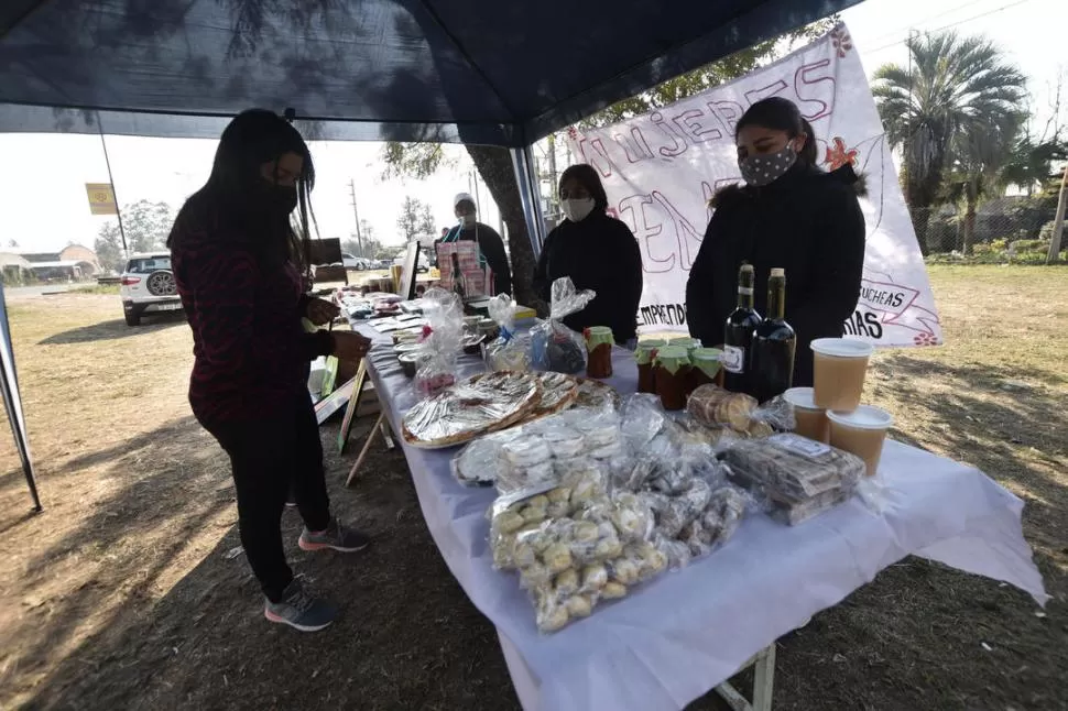 REGIONALES. Alfeñiques, arrope, tabletas y alfajores son algunos de los productos regionales que se consiguen en la feria agroecológica de Concepción. la gaceta / fotos de osvaldo ripoll