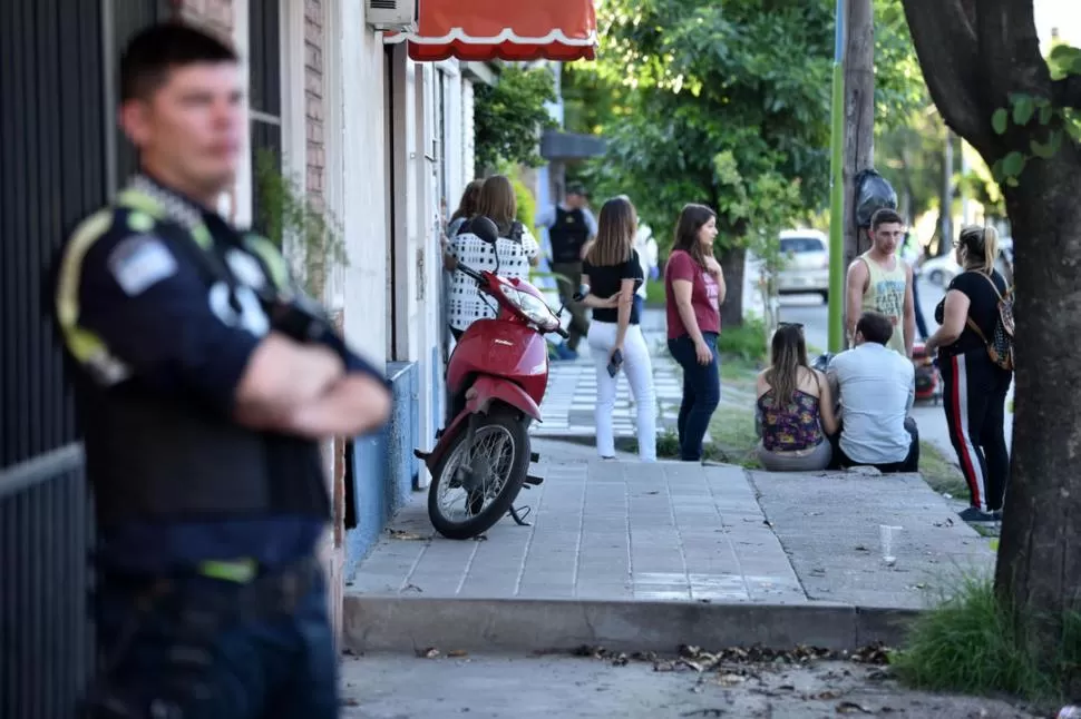 FAMILIARES, AFUERA DE LA CASA DE VIGIANI. LA GACETA / INÉS QUINTEROS OREO.