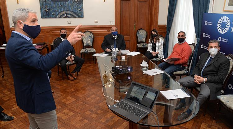 EN CASA DE GOBIERNO. Guraiib expone ante el gobernador Manzur y su equipo. Foto: Comunicación Pública