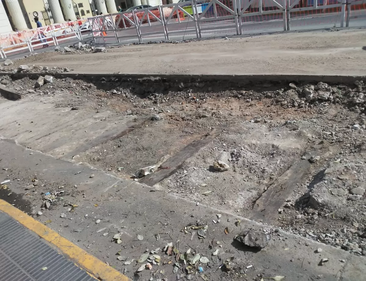 Los antiguos durmientes del tranvía se ven en estos días en la plaza Independencia