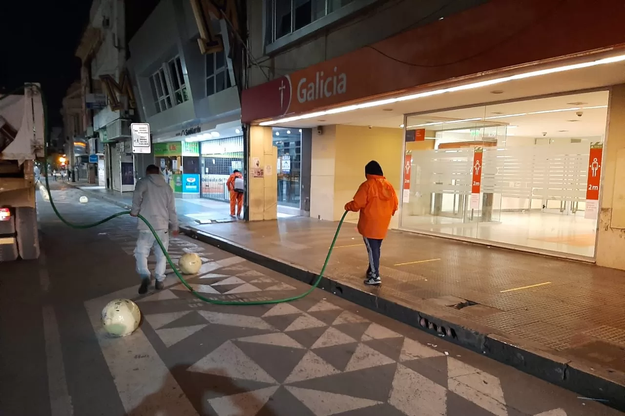 CONTRA EL COVID-19. Agentes municipales recorrieron arrojaron productos químicos en lugares de concurrencia masiva. Foto: Prensa SMT