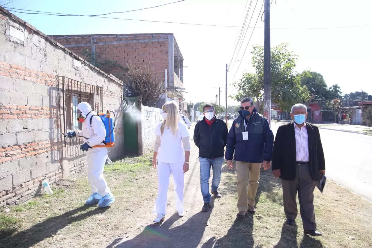 EN LASTENIA. Chahla supervisa tareas de sanitización, tras el brote en la localidad bandeña. Foto: Twitter @RossanaChahla