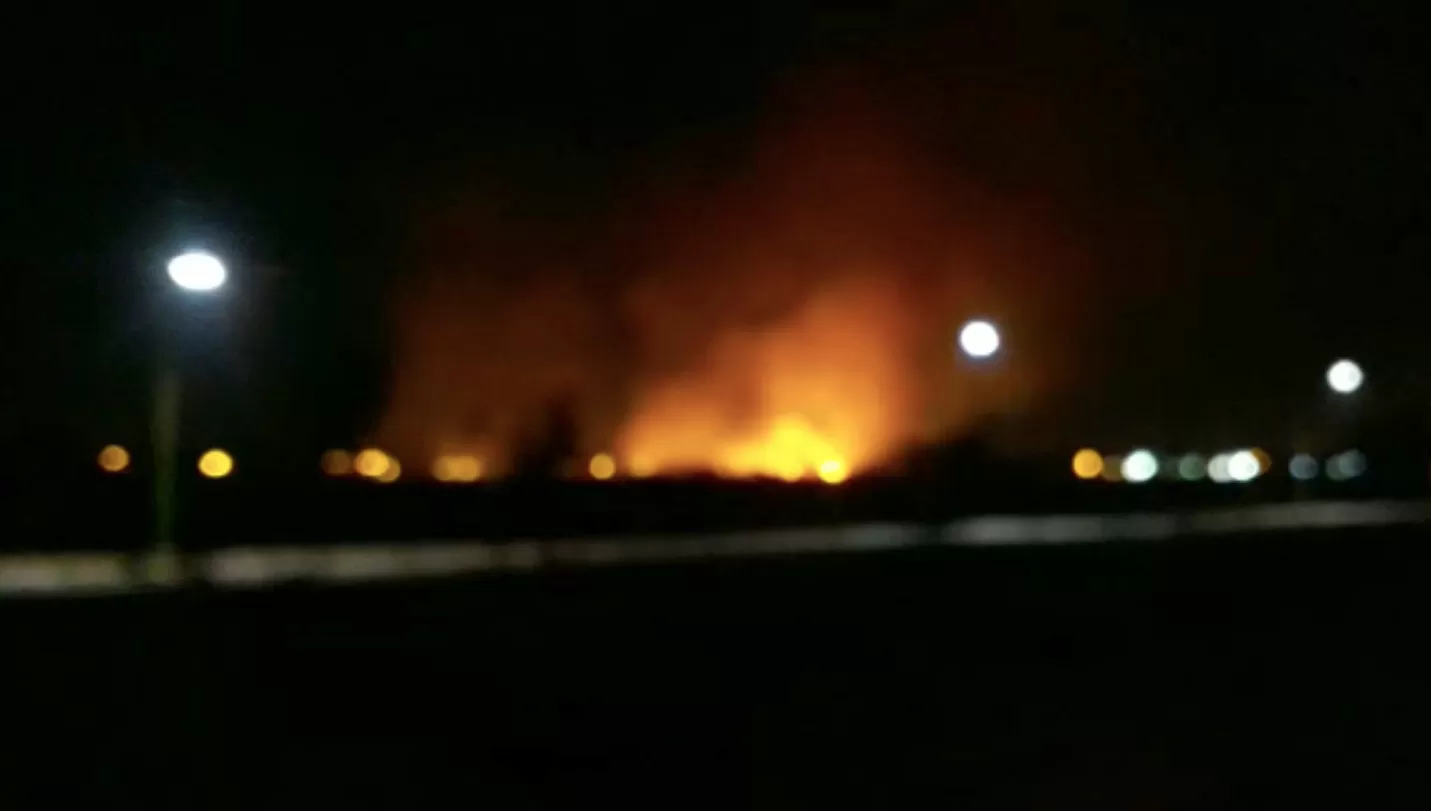 FUEGO. Bomberos de Yerba Buena combatía dos focos de incendio a la vera del camino de Sirga, casi en la intersección con calle San Luis de esa ciudad.