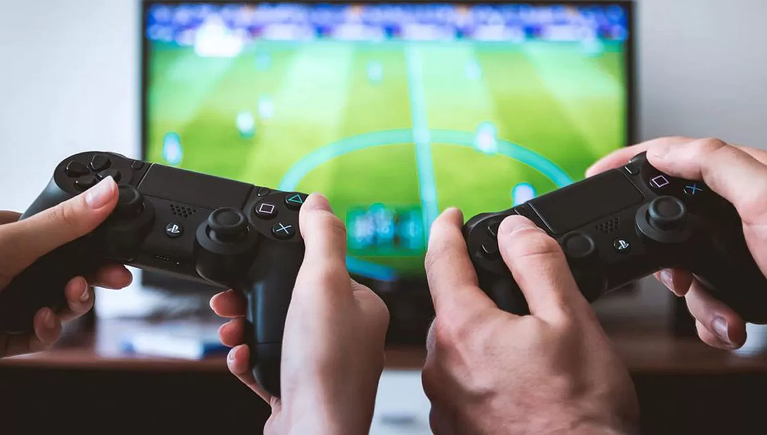 JUGAR EN CASA. Las consolas además permiten comprar y jugar online y representan un centro de entretenimientos para millones de personas.