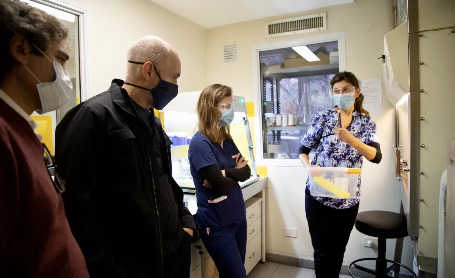 MANDATARIO PORTEÑO. Rodríguez Larreta, en un recorrido reciente por un centro médico. Foto: Twitter @HoracioLarreta